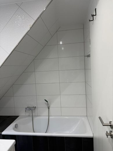 منزل عصري في أحضان الطبيعة - منزل شبه منفصل مشرق في موقع هادئ وريفي – Badezimmer Badewanne 