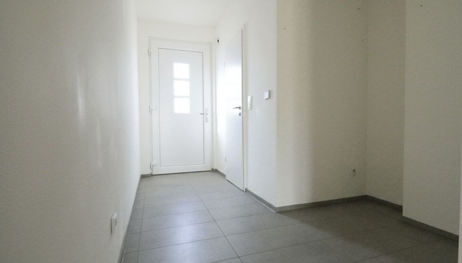 WRS Immobilien - Niederdorfelden - casa a schiera di testa come nuova con buone dotazioni + garage – Eingangsbereich