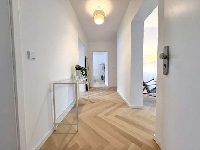 Erstbezug nach Sanierung: Großzügige 4,5-Raum-Familienwohnung mit Balkon & Fischgrätparkett – Eingangsbereich
