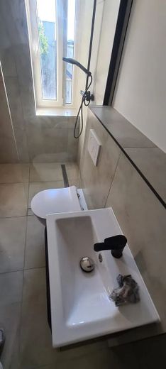 Helles WG-Zimmer in freundlicher Wohnung / Heidelberger Straße 23, Frankfurt / WE11 / 4.OG / Zi.2 – Badezimmer