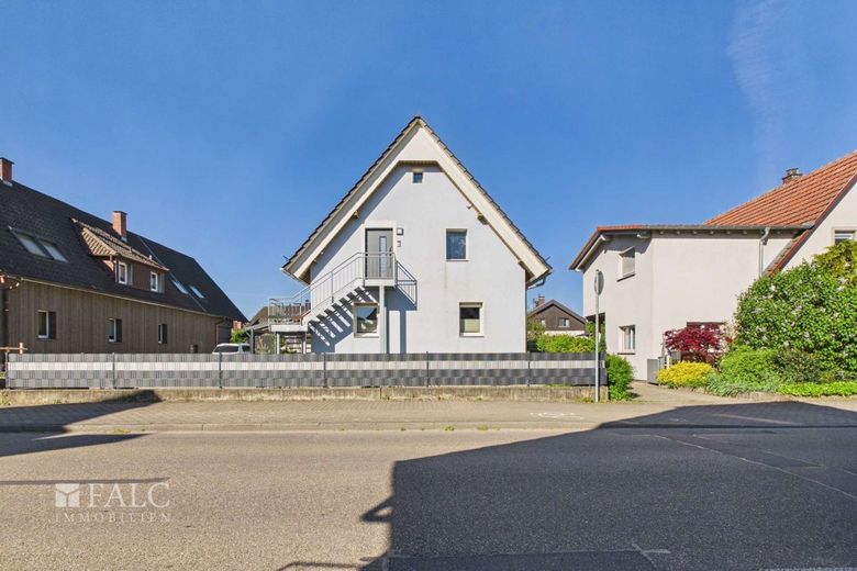 Umfassend modernisiertes und in weiten Teilen saniertes und zentrales Wohnhaus mit Einliegerwohnung – Frontansicht Haus