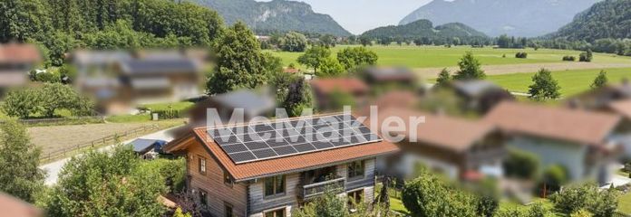 Alpines Wohngefühl in Schleching: Chiemgauer Holzhaus mit KfW-40 & Bergblick