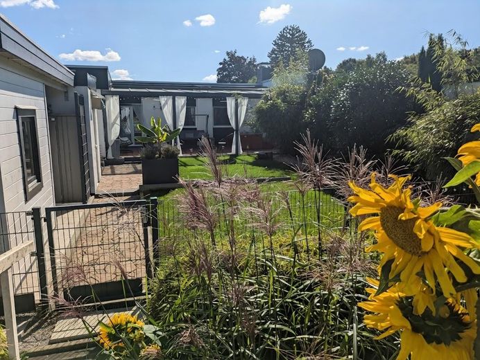 Bungalow mit mitoyenneté rénové sur le plan énergétique (A+) avec patio-jardin privé et vue dégagée sur la verdure – Garten