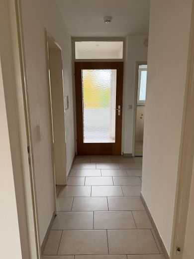 senza provvigione | 53 m² | 2 locali | balcone esposto a sud | cucina componibile | posto auto incluso – Flur