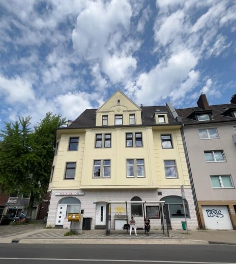Kompaktes Ladenlokal in Düsseldorf-Rath – Bushaltestelle direkt vor der Tür – Seitenblick Schaufensterseite
