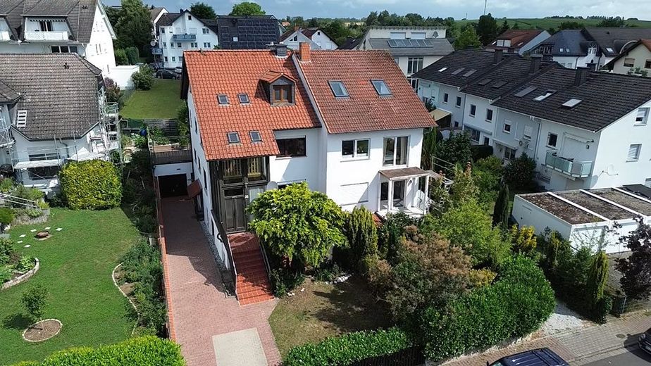 Helle Doppelhaushälfte mit Wintergarten und Einliegerwohnung in familienfreundlicher Lage – Foto 1