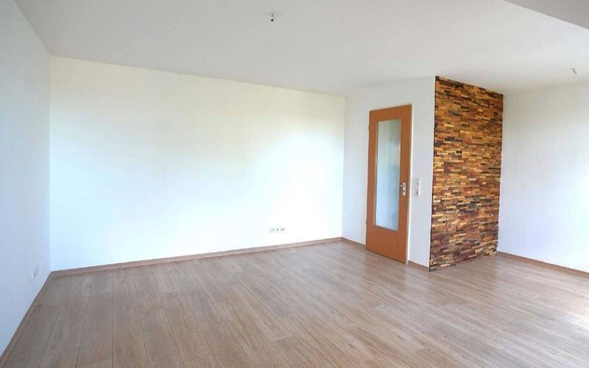 Zweitbezug! Große 3-Zimmer mit Tiefgarage, EBK, Balkon und Wanne am See! – Wohnzimmer