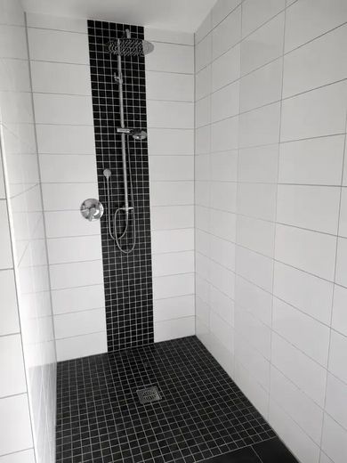 Wysokiej jakości dom jednorodzinny (A+) z ogrzewaniem geotermalnym, dużym tarasem i garażem dwustanowiskowym – bez prowizji – Bad OG Dusche