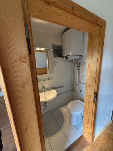 Wohnung im Grünen mit Garten und Hobby-Schrauberwerkstatt – Bad