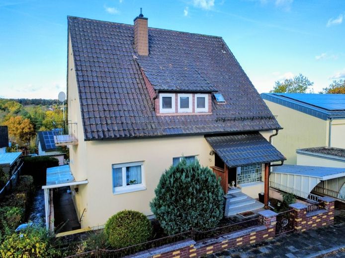Gelegenheit für die große Familie: Zweifamilienhaus mit Einliegerwohnung in ruhiger Lage im Angebot! – 5263 - Ansicht mit Balkon und Dachgaube (DG)