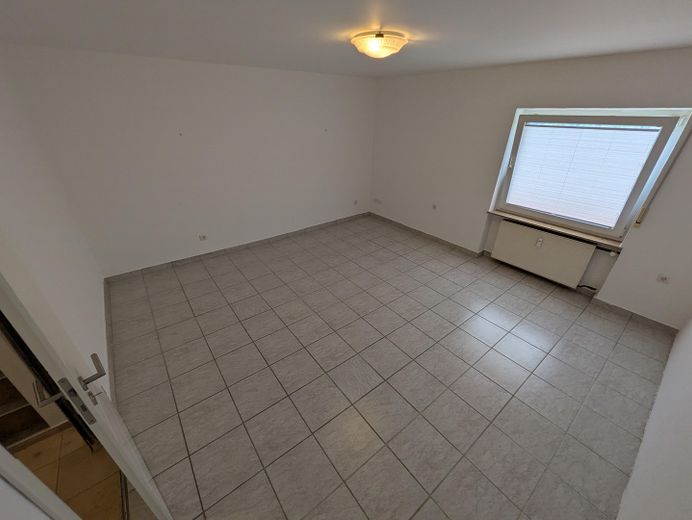 Sofort bezugsfrei: 102m²-Wohnung (3,5 Zimmer) mit Garten, 4 Stellplätze (Doppelgarage inkl. Grube) – Schlafzimmer