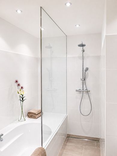 Freie DG-Whg. mit Traumgartenblick in privater Wohnanlage – Bad /Dusche