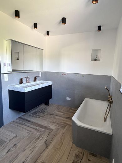 Hochwertige Neubauwohnung mit großzügiger Galerie in ZFH (möbliert) – Bad