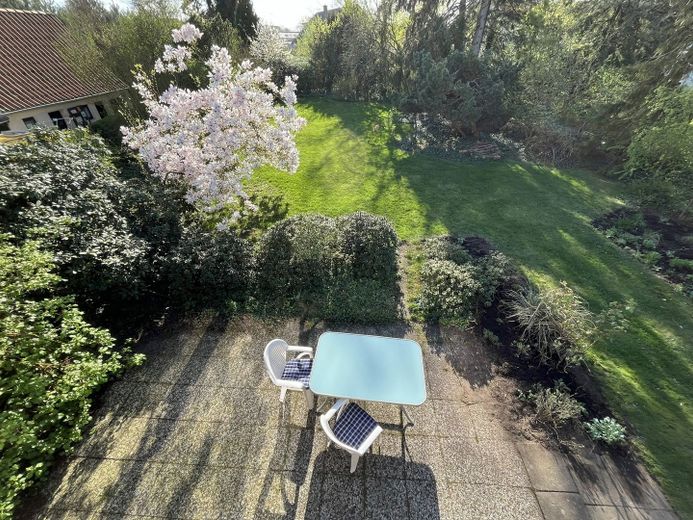 Blick vom Balkon auf Terrasse