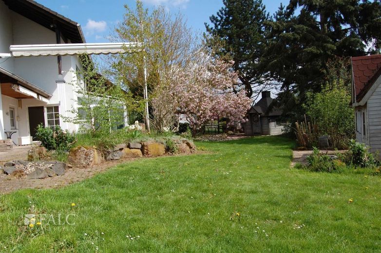 +++Großes Einfamilienhaus mit Option für Vermietung, Praxis- oder Büroräume und schönem Garten+++ – Garten mit Terrasse