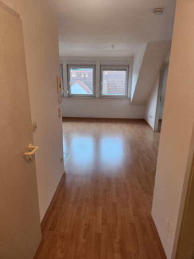 Gemütliche Dachgeschosswohnung in Mühlhausen zur Vermietung – Wohn- und Essbereich