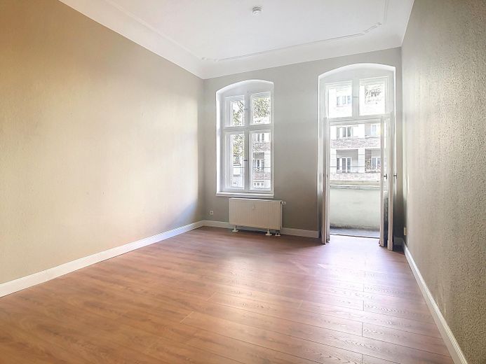 Wohnzimmer mit Balkon