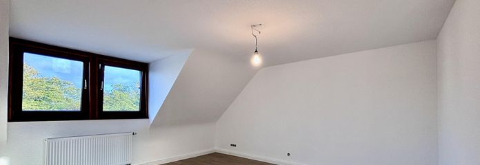 Appartamento di 3 locali appena ristrutturato all’ultimo piano – libero subito | Düren – Wohnzimmer