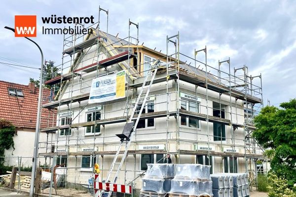 *3 ZIMMERWOHNUNG MIT DACHTERRASSE: Sehr gute Bauqualität, Ausbaureserve ca. 31m² in guter Lage*