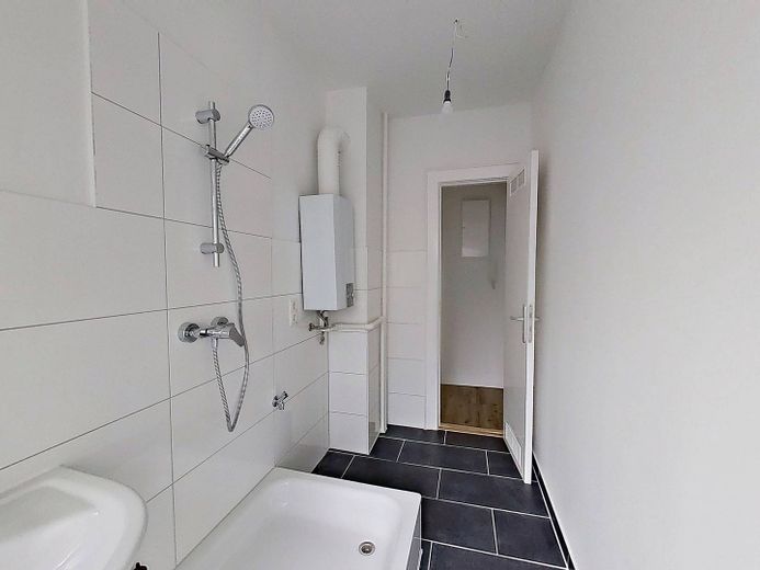 JETZT EINZIEHEN UND 1 KALTMIETE SPAREN: Helle 3-Zimmer-Wohnung mit BALKON und WANNENBAD – Ansicht II: Badezimmer