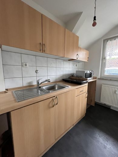 Modernes, frisch saniertes Loft in Elze mit hohen Decken und großzügigem Wohnraum – Küche (hier noch alte EBK)