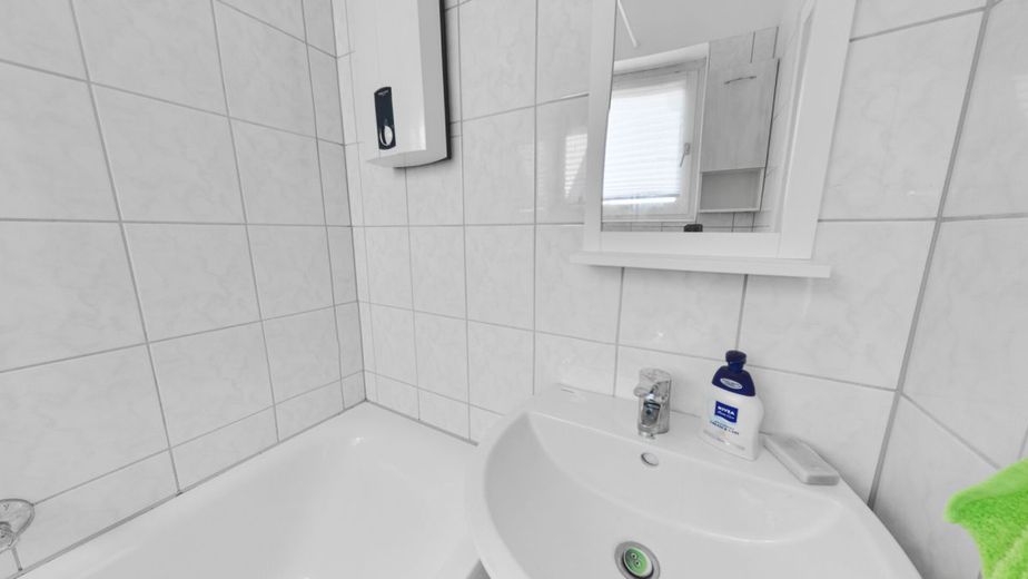 Ruhiges Büro mit 2 Zimmern, Küche, Bad und Dachterrasse am Schwanenspiegel – Bad