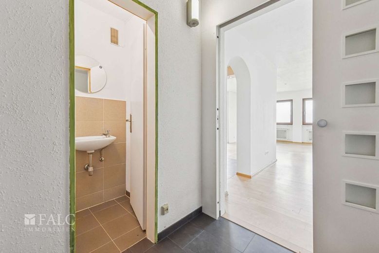 Wohnen am Waldrand: 4-Zimmerwohnung mit zwei Loggien und Garage – Attraktiver Schnitt