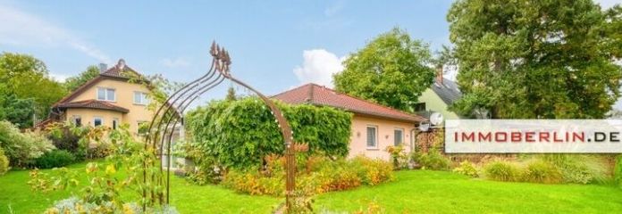 IMMOBERLIN.DE - Entzückender Bungalow mit Gartenidylle & Wintergarten im Berliner Speckgürtel