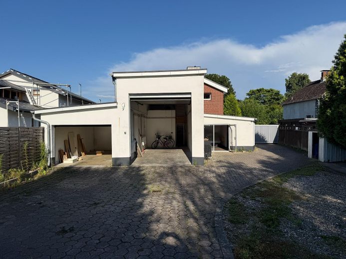 Zweifamilienhaus mit 3 Garagen – Rückansicht/Garagen
