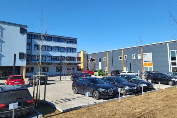 WESTPOINT Business Center: Ausstellungs, Lager oder Werkstattflächen im Sheridan-Gewerbepark!