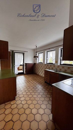 Großzügiges 1-FH + ELW, freistehend mit 2 Garagen, Kamin + Wintergarten – Küche EG