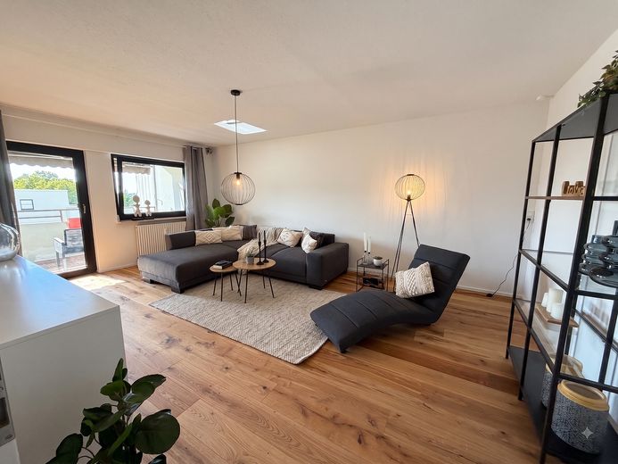 Sofort Einziehen! Frisch renovierte 3,5 Zimmer Wohnung mit Balkon und Garage – Wohnzimmer - Originalbild