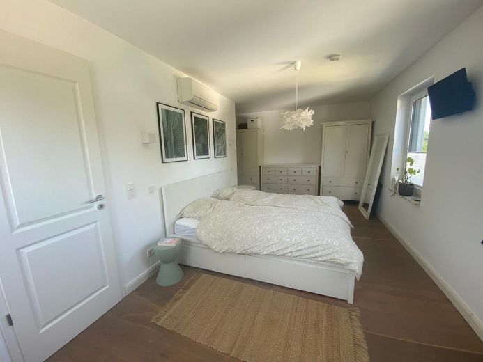 Schlafzimmer mit Tür zum Bad