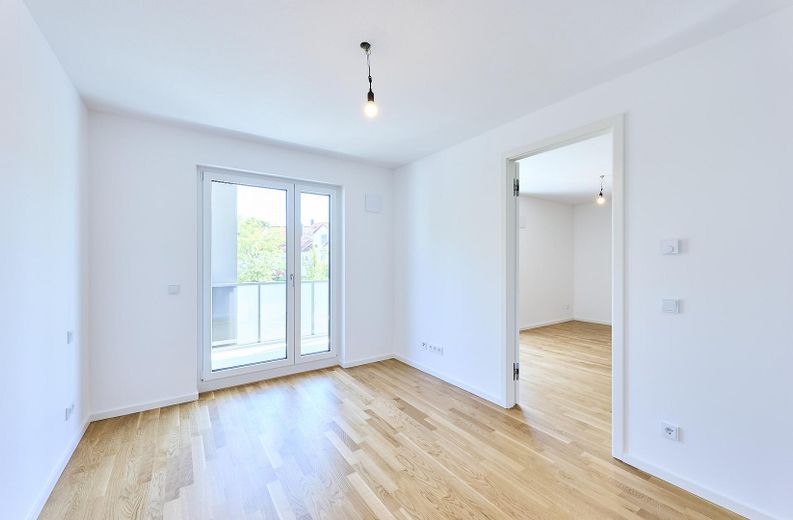Neubau: Helle und ruhige Zwei-Zimmer-Wohnung mit luxuriöser Innenausstattung mit Balkon und EBK – Schlafen 3