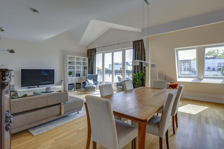 Über den Dächern von Schmargendorf – großzügige Maisonettewohnung mit Galerie & Dachterrasse – Wohn- Esszimmer 