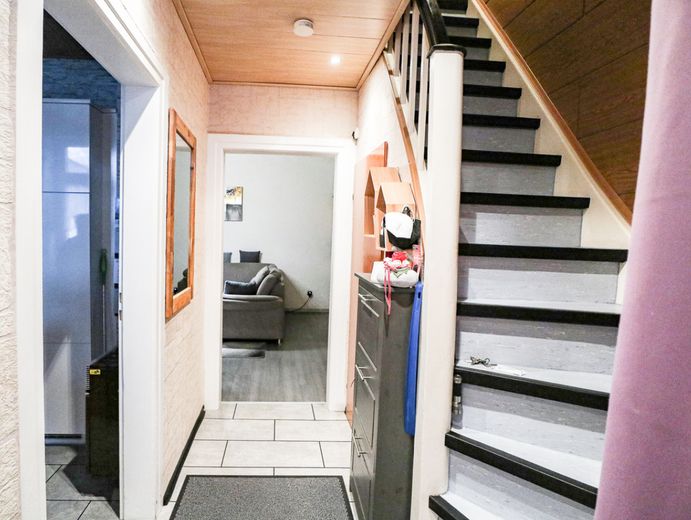 Wohnen in Bestlage: Stilvolle Doppelhaushälfte in der BASF-Kolonie – Treppe EG