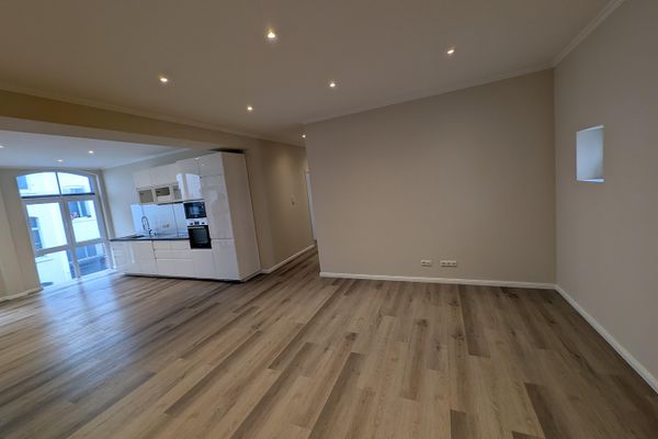 Appartement KfW haut de gamme de 5 pièces avec cuisine, balcon et chauffage au sol dans le meilleur emplacement de Wiesbaden Mitte