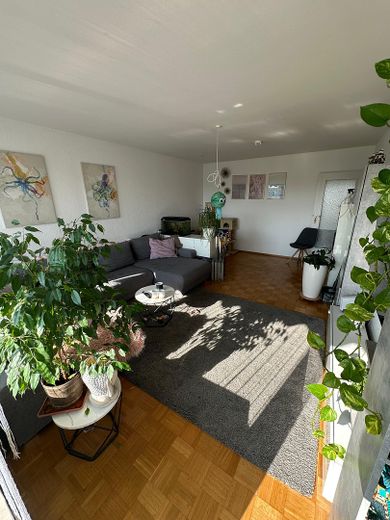 Appartamento soleggiato di 2,5 locali a Germering + box auto sotterraneo – Wohnzimmer