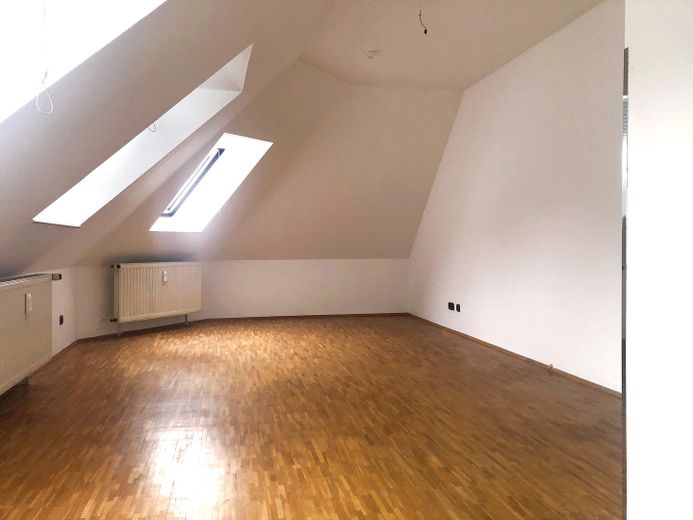 Tolle moderne DG Wohnung – Wohnzimmer