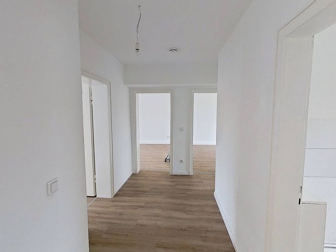 Großzügiges Wohnen: Helle 4-Zi.-Wohnung mit Balkon – Ansicht I: Flur