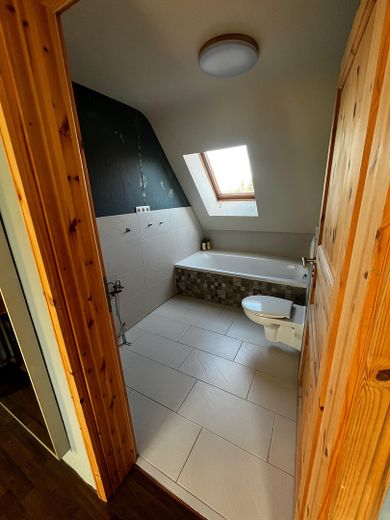 Einfamilienhaus auf 1633 m² Grundstück – Bad oben