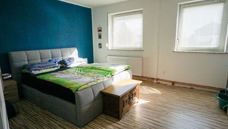 Doppelhaushälfte sucht junge Familie + + nur noch einziehen + + – Schlafzimmer