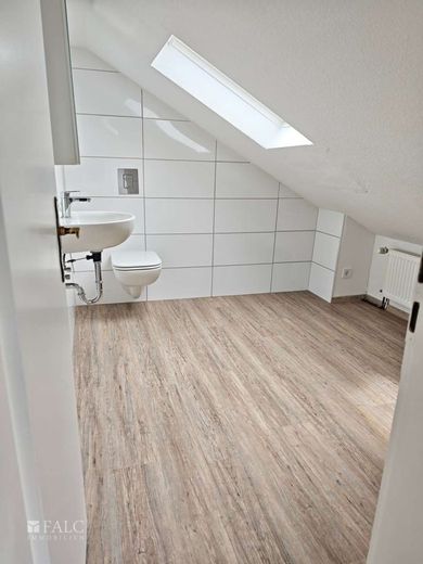 Provisionsfrei!!! Renovierte 6-Zimmer-Maisonettewohnung in einem Dreifamilienhaus zu vermieten! – WC Dachgeschoss