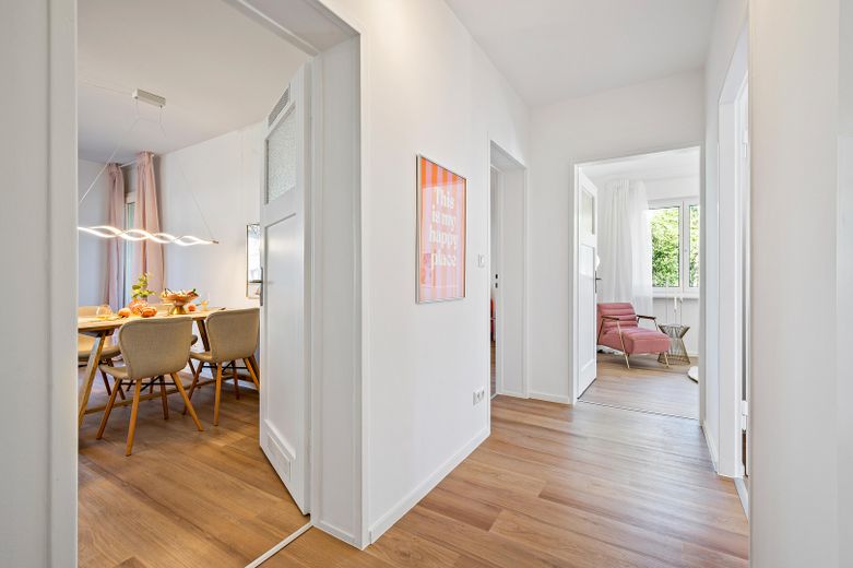 Eigennutz oder Mietgarantie mit 5,7% Rendite: Sanierte 3-Zimmer-Wohnung mit Balkon in ruhiger Lage – Flur