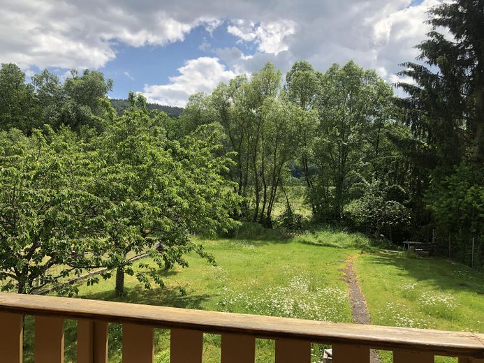 Einfamilienhaus mit Garten und eigenem Bachzugang !! – Blick in den Garten