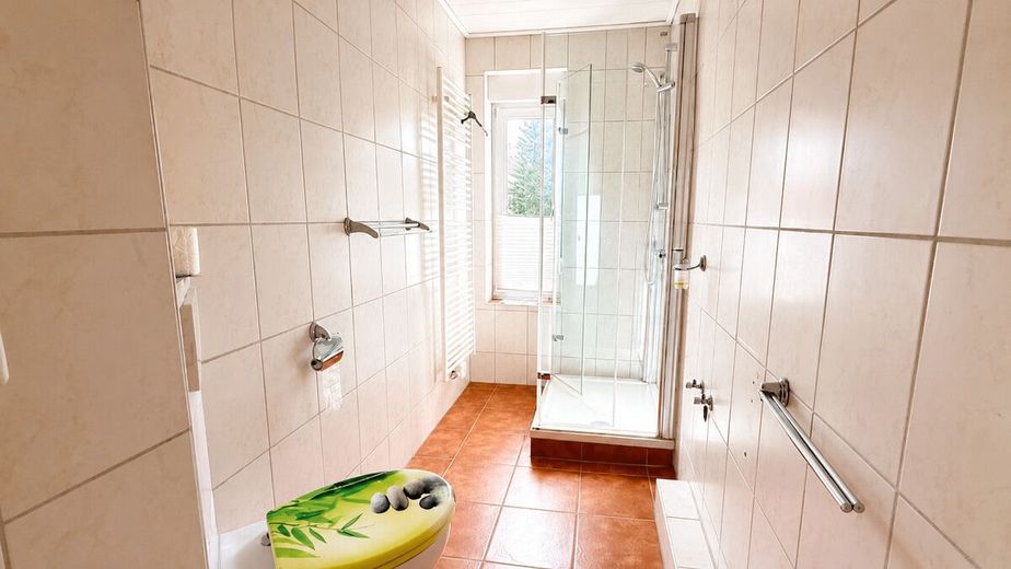 Reserviert | PROVISIONSFREI | Attraktives Zweifamilienhaus mit zusätzlicher Wohneinheit – Badezimmer 1 OG