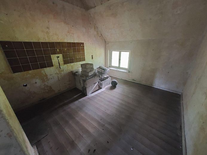Einfamilienhaus/Zweifamilienhaus Sanierungsbedürftig oder Abriss – Zimmer
