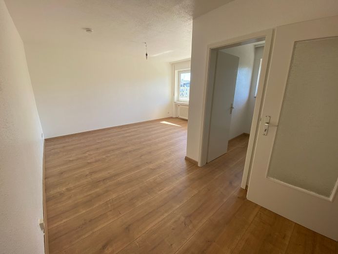 Top- Lage, schöne, ca. 53 qm Wohnung, 2 Zi.+je 1 Balkon+alle Räume mit Fenster – Wohn-/Eßzimmer, Küchenzugang
