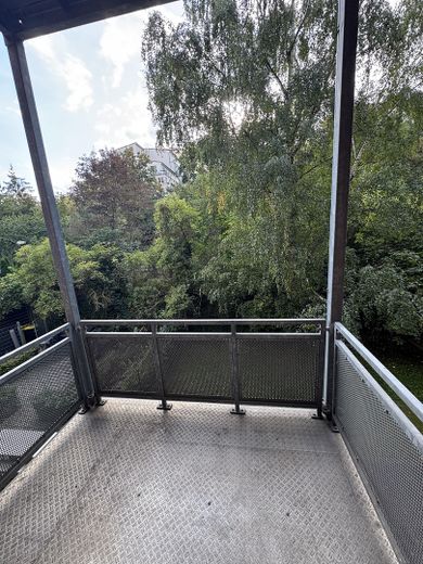 Güzel balkonlu ve yeşil manzaralı 2 odalı daire kiralıktır! – Balkon