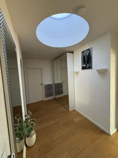 Penthouse mit großer Dachterrasse, Panoramablick & privater Sauna – Diele mit Lichtkuppel